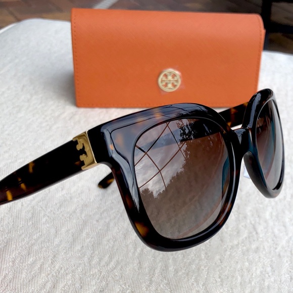 Tory Burch Accessories - TORY BURCH Polarized 54mm sunglass